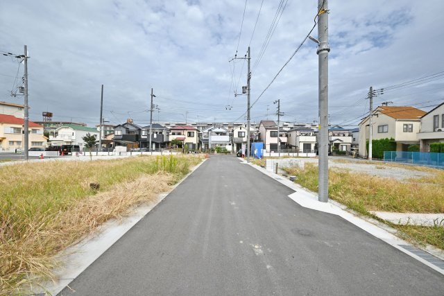 宝塚市山本野里1丁目新築一戸建て│4LDK+並列駐車2台可(車種制限あり)の前面道路含む現地写真|分譲地内の道路幅員は6ｍあり、穏やかな街並みが魅力です。 地震対策に配慮した安心の住まい。充実した住宅設備で毎日の暮らしを快適にサポートします。ご家族が長く安心して暮らせるおすすめの一邸です。