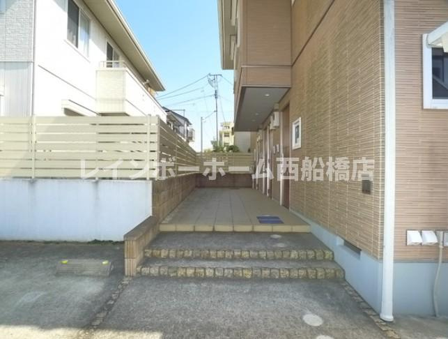市川市中山１丁目のアパートのエントランス