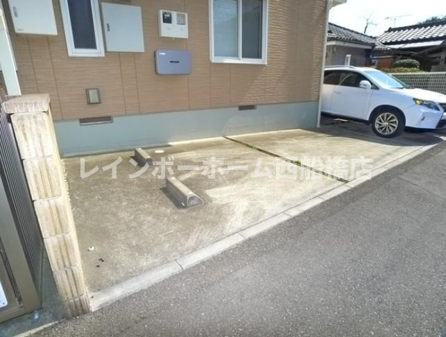 市川市中山１丁目のアパートの駐車場