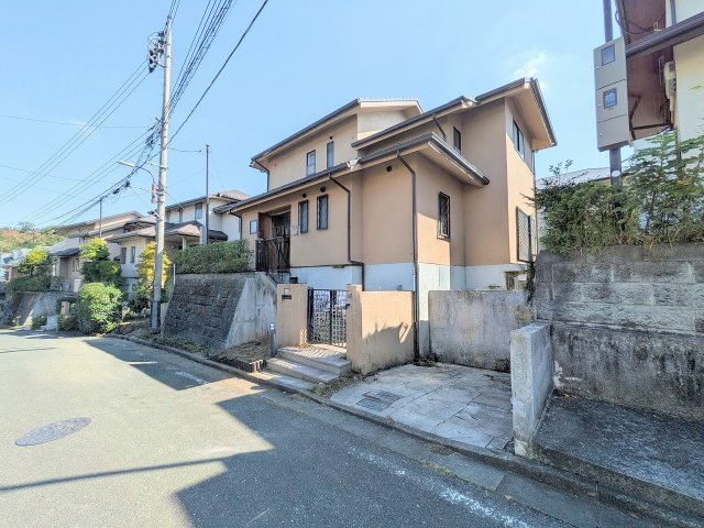 八王子市　元八王子町　中古戸建ての前面道路含む現地写真|～北西側5.0ｍ道路に面しています～
