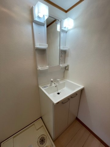 プチメゾンＫＭの洗面所|明るい洗面所です
