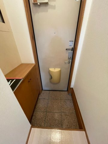 プチメゾンＫＭの玄関|収納もある玄関です