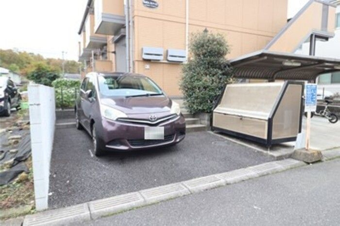 めぞん モナリエの駐車場