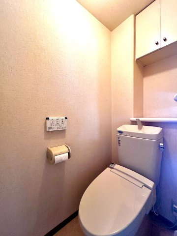 アルファステイツ桟橋通りのトイレ|温水洗浄便座付きのトイレです。後ろのスペースに収納もあります。