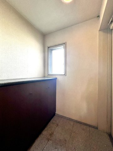 アルファステイツ桟橋通りの玄関|室内を覗かれにくい横入り玄関です。大容量のシューズボックスもあります。