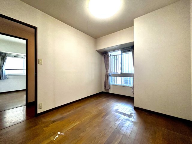 アルファステイツ桟橋通りの洋室|約５.５帖の洋室です。主寝室にぴったりの広さのお部屋です。
