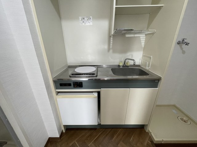 メゾンド売布のキッチン|冷蔵庫付き・1口IHコンロ付きです