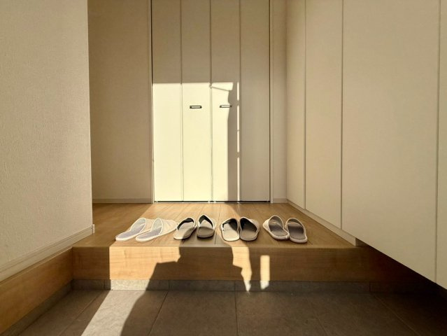 板橋区成増4丁目　新築戸建　全2棟の玄関|2026.10.18撮影（1号棟）

現地ご見学希望・資料請求などお気軽にお問い合わせ下さい！
03-5990-5201