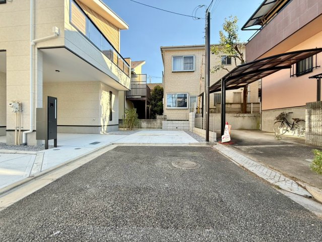 板橋区成増4丁目　新築戸建　全2棟の前面道路含む現地写真|2026.10.19撮影

現地ご見学希望・資料請求などお気軽にお問い合わせ下さい！
03-5990-5201