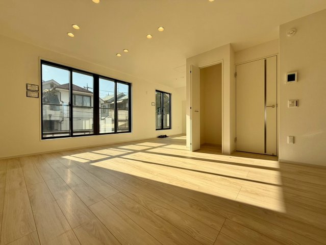 板橋区成増4丁目　新築戸建　全2棟の居間・リビング|2026.10.19撮影

現地ご見学希望・資料請求などお気軽にお問い合わせ下さい！
03-5990-5201