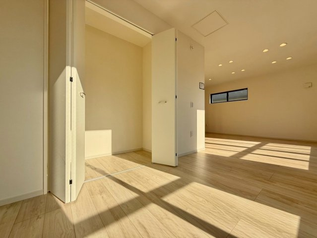 板橋区成増4丁目　新築戸建　全2棟の居間・リビング|2026.10.19撮影

現地ご見学希望・資料請求などお気軽にお問い合わせ下さい！
03-5990-5201