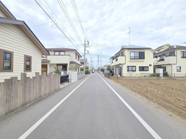 羽村市緑ヶ丘4丁目　築浅中古戸建の前面道路含む現地写真