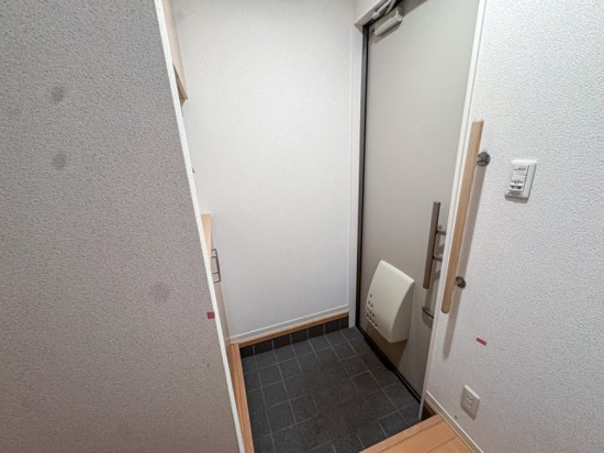 東伏見駅　2LDKの玄関