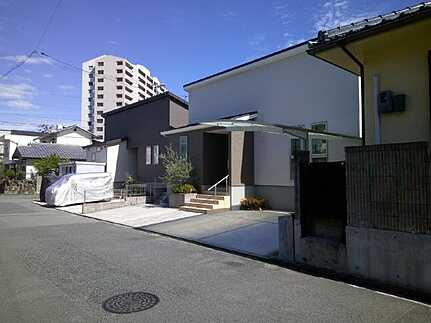 廿日市市阿品3丁目中古戸建の前面道路含む現地写真