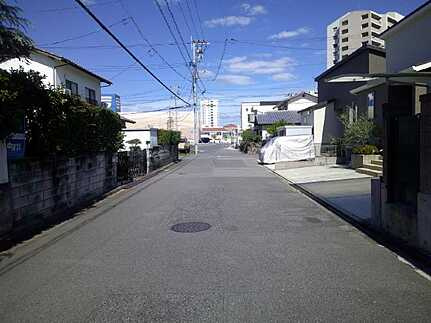 廿日市市阿品3丁目中古戸建の前面道路含む現地写真