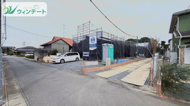 第1かすみがうら市下稲吉　新築戸建て　2号棟の前面道路含む現地写真|敷地面積394.11㎡（119.21坪）のゆとりある土地で、陽当たり・風通しも良好。ぜひ現地でご体感ください。