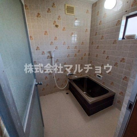 目良一戸建の浴室|落ち着いた空間のお風呂です