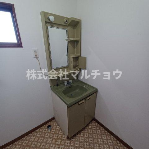 目良一戸建の洗面所|脱衣スペースもあります
