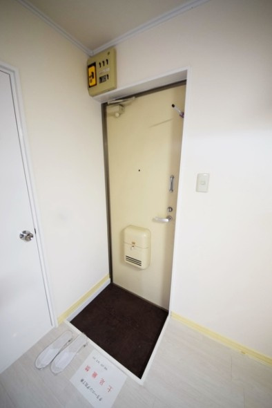 クイーンパレスの玄関|※別部屋参考写真