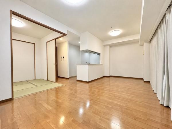 【居間・リビング】 | ビッグカーサ堺しらさぎ駅前 towercasa E | ここにはみんなが集い、食事と楽しい会話が始まる。話に夢中になりすぎて、ついつい時を忘れてしまう。そんな束の間の幸せを感じさせてくれる場所。