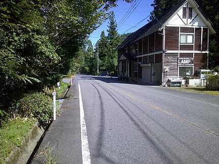 廿日市市栗栖　店舗付き住宅の前面道路含む現地写真