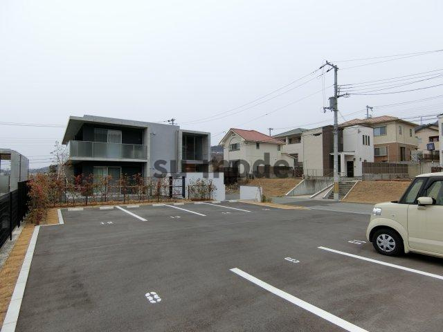 スイレンテーラ（EAST）の駐車場