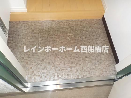 LEO弐拾六番館の玄関