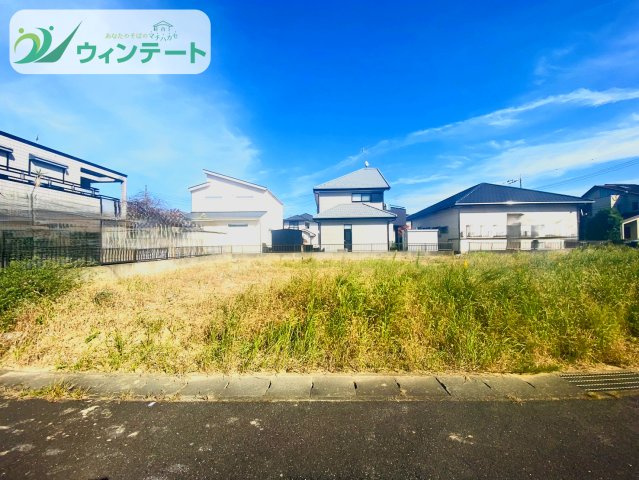龍ケ崎市中根台2期　新築戸建　1号棟の外観|前面道路幅員5.9mで車の出し入れもラクラク。陽当たり良好の新築住宅。