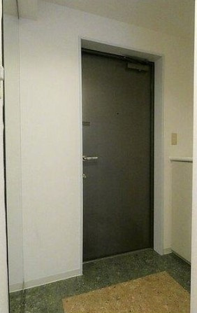 ライオンズガーデン初台の玄関