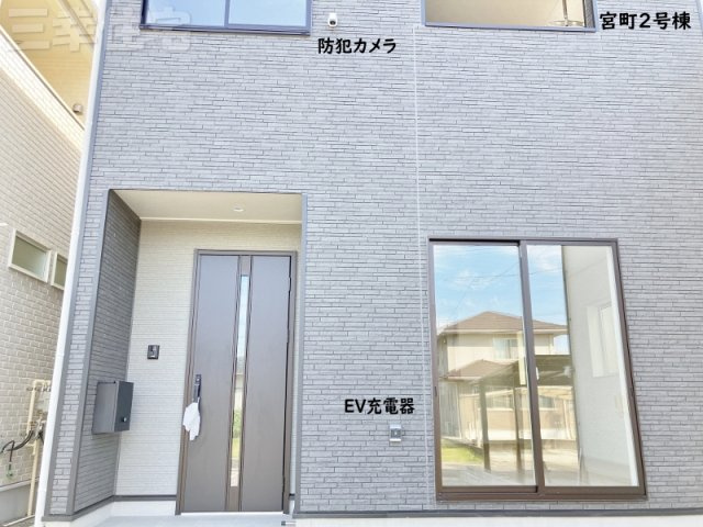 碧南市宮町6丁目の玄関|玄関の鍵はスマートキー、防犯カメラの映像はスマートフォンで確認できます。EV車の充電設備もあって充実してますね