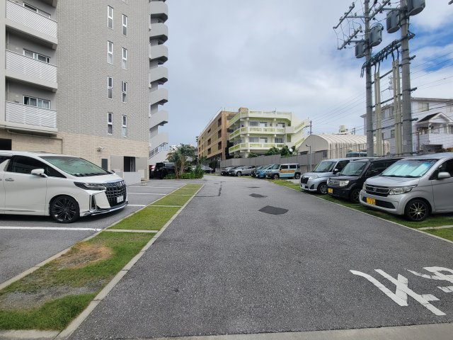 ライオンズマンション那覇三原マスターズゲートの駐車場