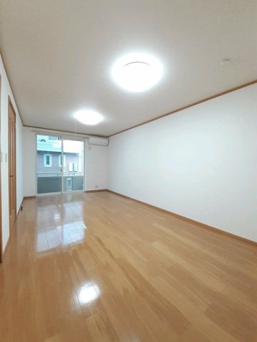 ネムス　Ｃの内装|明るい色調の室内です