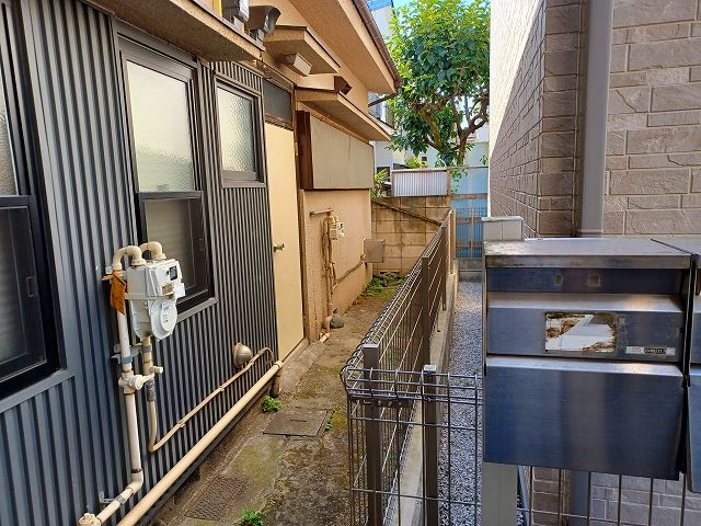 伴アパートの外観