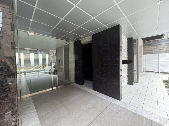 横浜市南区真金町２丁目の賃貸マンションのエントランス