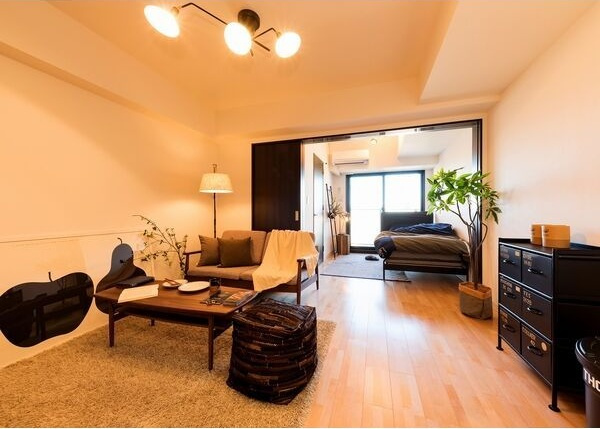 BMG RESIDENCEの居間・リビング|家具・家電はついておりません。（モデルルームにて撮影）