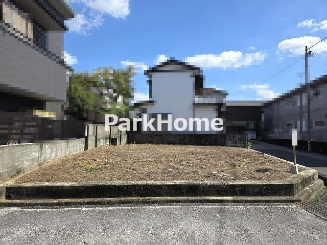 高知市南久万 -建築条件付き-売土地の外観|隣地との間覚を適切に保ちつつ陽光を効率的に取り込める角地区画です。第一種低層住居専用地域ならではの建蔽率・容積率を生かし、プライバシーを守りながら明るい住空間をレイアウトしやすい理想的な形状です。