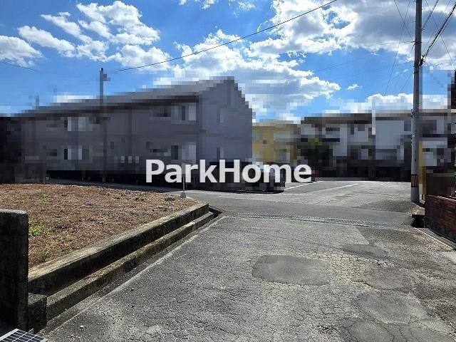 高知市南久万 -建築条件付き-売土地の前面道路含む現地写真|開放感あふれる角地ロケーションが魅力の前面道路状況です。