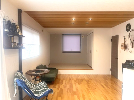 中多良中古戸建の居間・リビング|リビングの一部は天然木のレッドシダー貼り。小上がりの畳コーナーには大容量の収納付き。