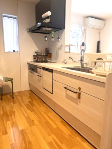 中多良中古戸建のキッチン|３口（2口IH＋1口ラジエントヒーター）、食器洗い乾燥機付き。
