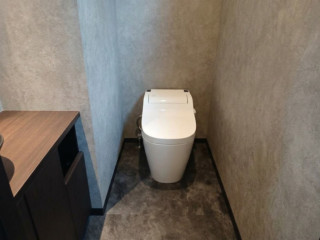 【夢を叶える店舗(1階)付き住居！】25帖超の広々LDK＆充実の築浅戸建てのトイレ|シックで落ち着いた雰囲気のタンクレス1階トイレ。