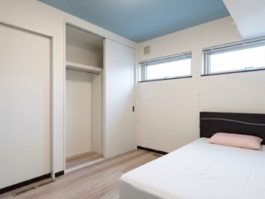 【夢を叶える店舗(1階)付き住居！】25帖超の広々LDK＆充実の築浅戸建ての寝室|ブルーの天井クロスが爽やかな収納付き2階洋室。