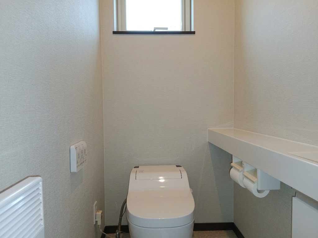 【夢を叶える店舗(1階)付き住居！】25帖超の広々LDK＆充実の築浅戸建てのトイレ|手洗いカウンター付きで、清潔感のあるスッキリしたトイレ。