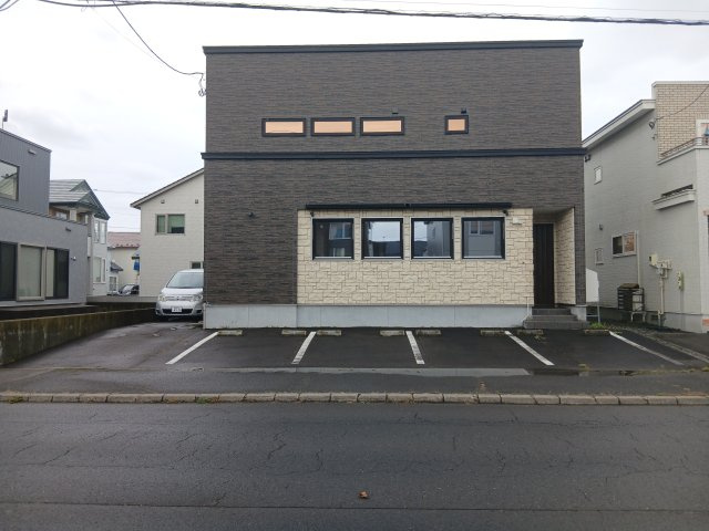 【夢を叶える店舗(1階)付き住居！】25帖超の広々LDK＆充実の築浅戸建ての外観|落ち着いた外観が目を引く佇まい。ゆとりある駐車スペース完備。