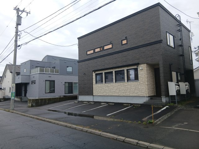 【夢を叶える店舗(1階)付き住居！】25帖超の広々LDK＆充実の築浅戸建ての外観|2階トイレのおすすめコメント24文字でお願いします。