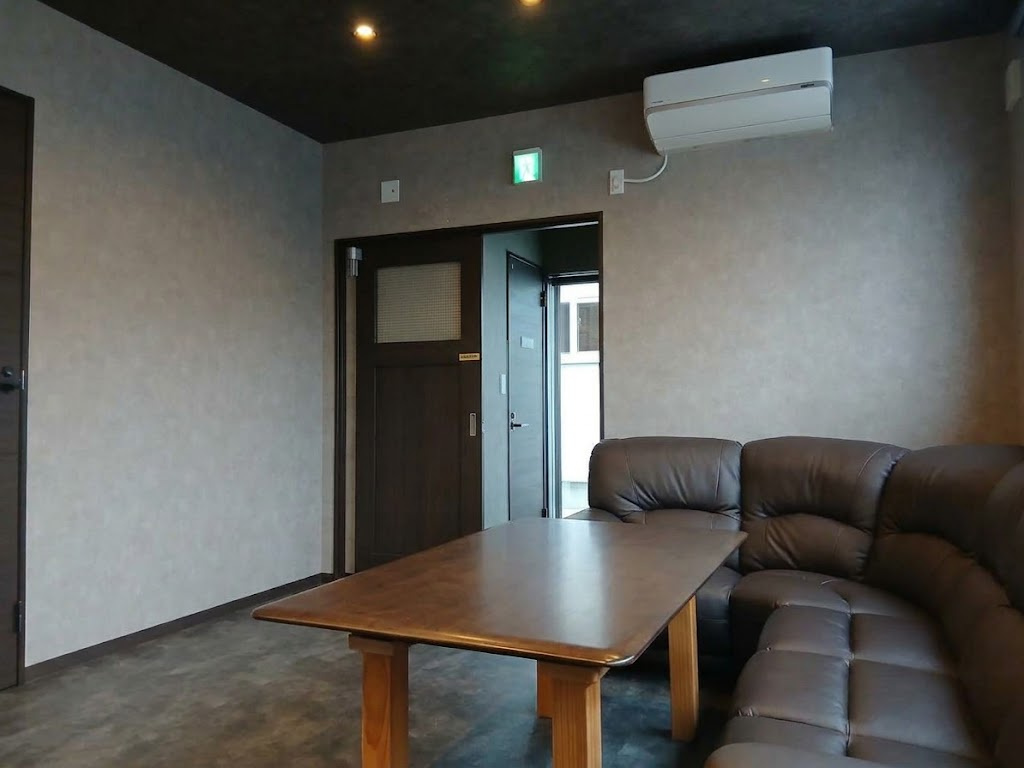 【夢を叶える店舗(1階)付き住居！】25帖超の広々LDK＆充実の築浅戸建てのその他|シックな雰囲気のホール。くつろぎの空間を演出。