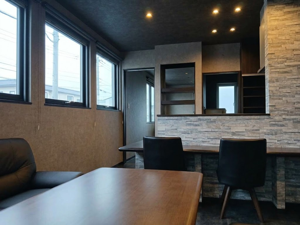 【夢を叶える店舗(1階)付き住居！】25帖超の広々LDK＆充実の築浅戸建てのその他|洗練された石目調壁とカウンターが映える1階店舗スペース。