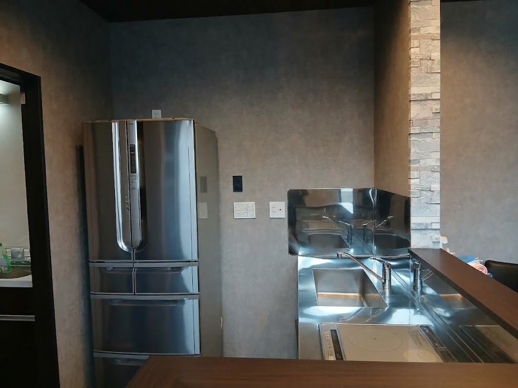 【夢を叶える店舗(1階)付き住居！】25帖超の広々LDK＆充実の築浅戸建てのキッチン|清潔感あふれるステンレスキッチン。店舗用に最適な動線。