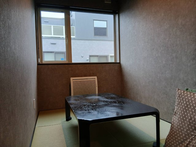 【夢を叶える店舗(1階)付き住居！】25帖超の広々LDK＆充実の築浅戸建ての和室|お客様のおもてなしに最適な寛ぎの3帖和室！