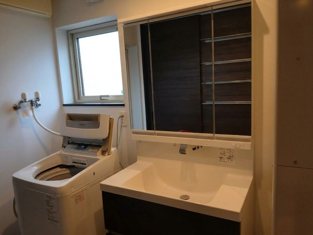 【夢を叶える店舗(1階)付き住居！】25帖超の広々LDK＆充実の築浅戸建ての洗面所|収納力と機能性に優れた使い勝手の良い1階洗面室。