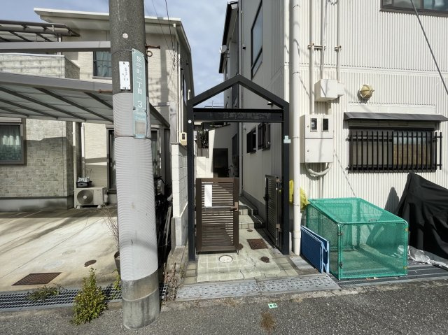 エクセレント里中のエントランス